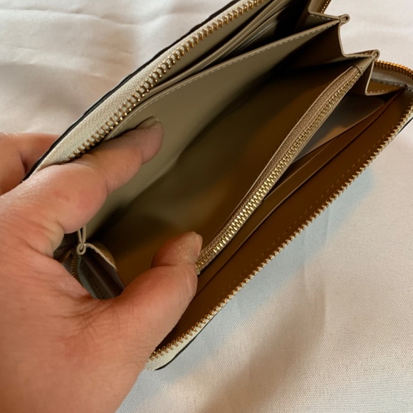 🎉Host Pick🎉 NWT White Embossed Coach Wallet  / Wristlet in White with Bo… - Picture 9 of 15